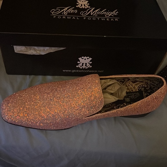 These are a size 12 formal men shoes. Never wore!Comes with a pink handkerchief.